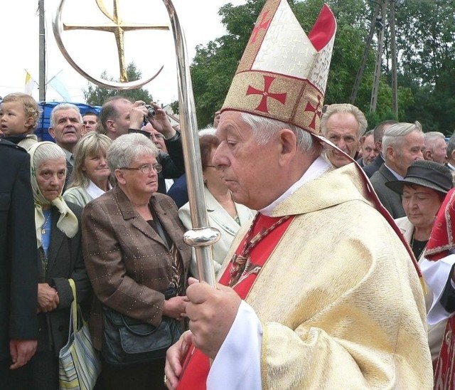 Prymas Polski, kardynał Józef Glemp, wziął udział w poniedziałkowych uroczystościach w Pacanowie.