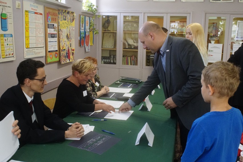 Szymon Szynkowski vel Sęk głosował w lokalu w Szkole...