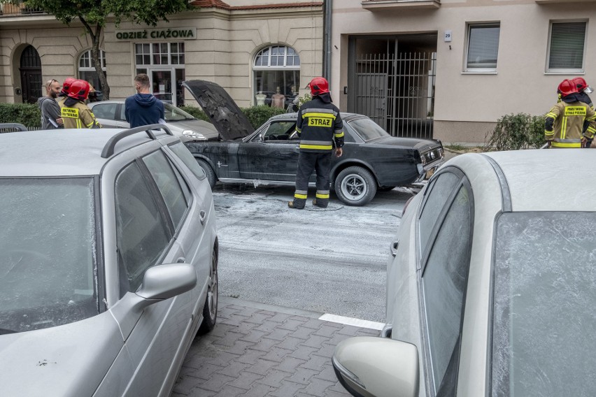 Strażacy ugasili pożar zabytkowego forda mustanga, który...