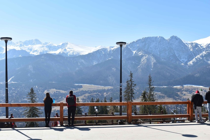 Zakopane. Cudowna pogoda, piękne słońce i widok na ośnieżoną panoramę Tatr 