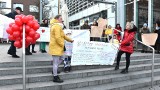 Protestowali przed ratuszem w Koszalinie. Chcą godnej opieki dla dzieci i dorosłych z niepełnosprawnościami [ZDJĘCIA, WIDEO]