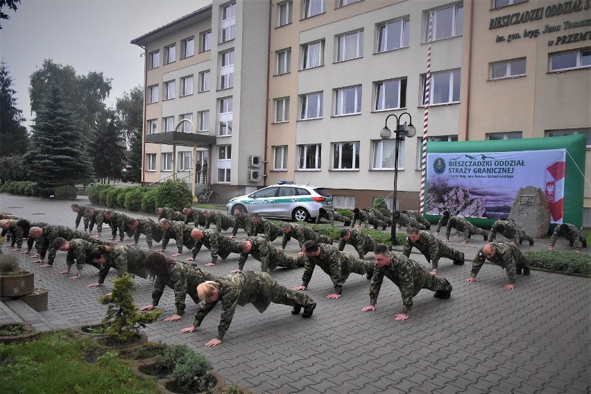 Strażnicy graniczni chętnie włączyli się w zbiórkę pieniędzy...