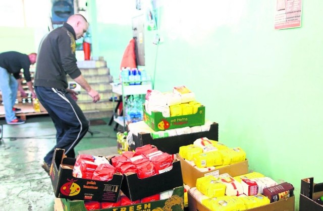 Wczoraj w magazynie Radomskiego Banku Żywności segregowano kilkanaście ton rozmaitych artykułów spożywczych, które trafiły tam po zbiórce w regionie. 