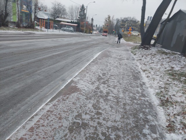 Ulice i chodniki są skute lodem