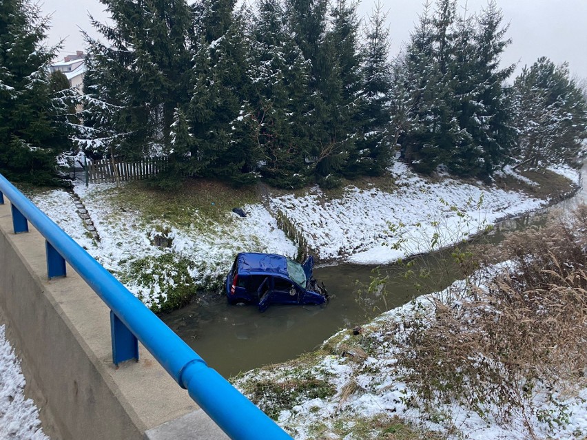 Wypadek na DK 44 we Włosienicy. Samochód wpadł do rzeki
