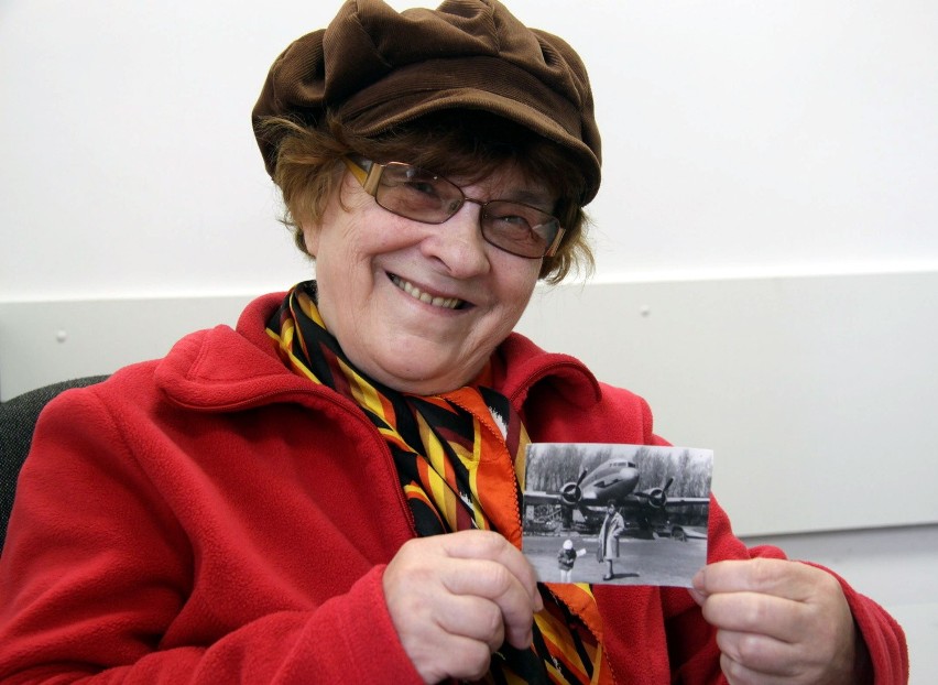 Pani Anna Kowalczyk trzyma w ręku zdjęcie  sprzed 45 lat. Z...