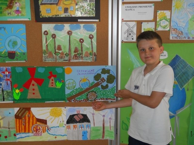 Jakub Grzyb z klasy 1a podstawówki numer 24 w Radomiu prezentuje swoją pracę