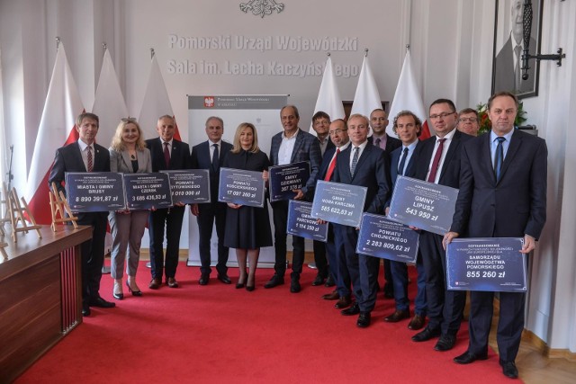 22.05.2019 gdanskpomorski urzad wojewodzki w gdansku. wojewoda pomorski dariusz drelich wreczyl promesy przydzielonych srodkow finansowych z funduszu solidarnosci unii europejskiej i rezerwy celowej budzetu panstaw dla 18 samprzadow wojewodztwa pomorskiego dotknietych nawalnica w 2017 rokufot. przemek swiderski / polska press / dziennik baltycki