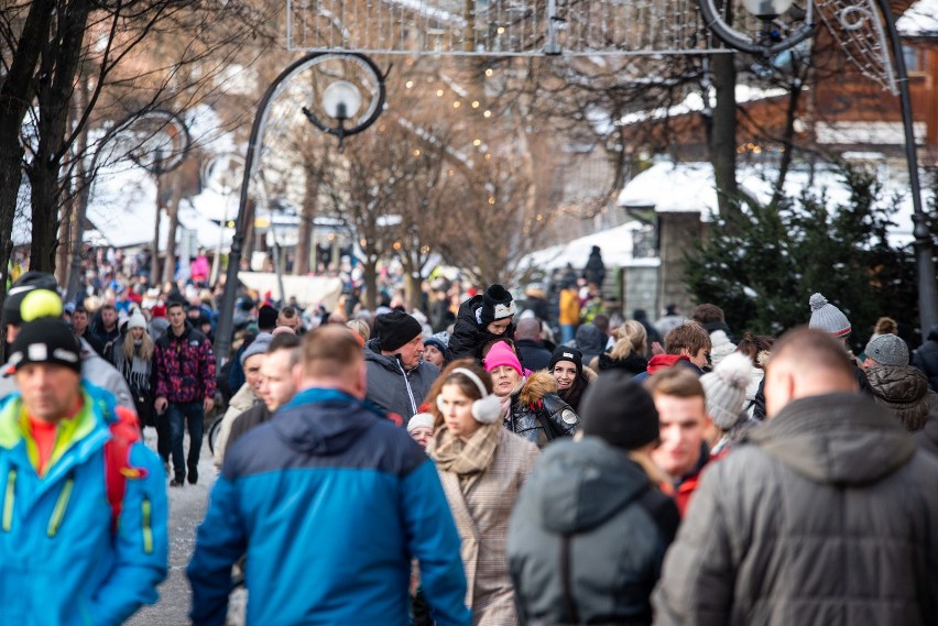 Zakopane. Sylwestrowy najazd stał się faktem. Pod Giewontem są już tysiące turystów. Na Krupówkach tłumy 