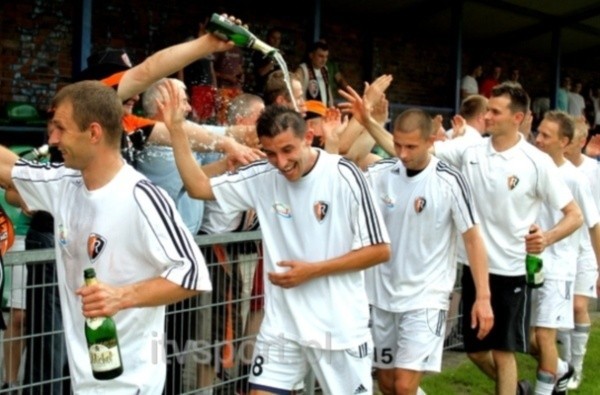 Po zwycięskim meczu piłkarze ze Zdzieszowic wraz ze swoimi kibicami fetowali awans. Pierwszy z lewej Daniel Rychlewicz - strzelec drugiego gola.