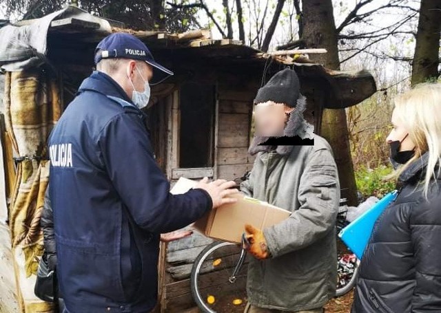 Dzielnicowi z II koszalińskiego komisariatu wspólnie z pracownikami Ośrodka Pomocy Społecznej w Biesiekierzu przeprowadzili zorganizowane działania ukierunkowane na udzielanie pomocy osobom bezdomnym.