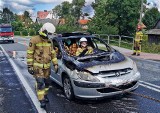 Samochód spłonął na drodze w Kasinie Wielkiej. Nikt nie ucierpiał