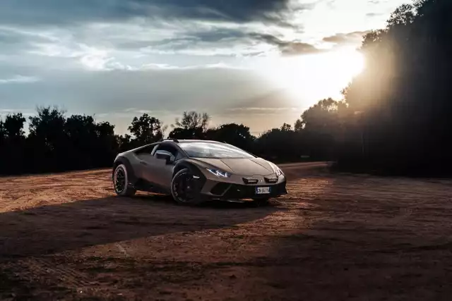 Lamborghini Huracán został zaprezentowany podczas Geneva Motor Show w 2014 roku i jest dziś symbolem ewolucji włoskiej marki. Model został nazwany na cześć słynnego byka o tym samym imieniu. Dzięki swojej zdolności do wyrażania pełnego potencjału nie tylko na drodze i torze, ale również na śniegu, brudzie i piasku, to dziś najbardziej wszechstronny supersamochód sportowy Lamborghini.