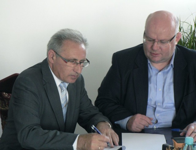 Prezes Stalprzemu Marian Dejwór i prezydent Andrzej Szlęzak podpisują umowę na budowę Biblioteki Międzyuczelnianej w Stalowej Woli.