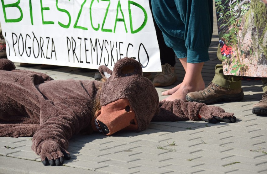 Ponad dwudziestoosobowa grupa reprezentująca Inicjatywę...