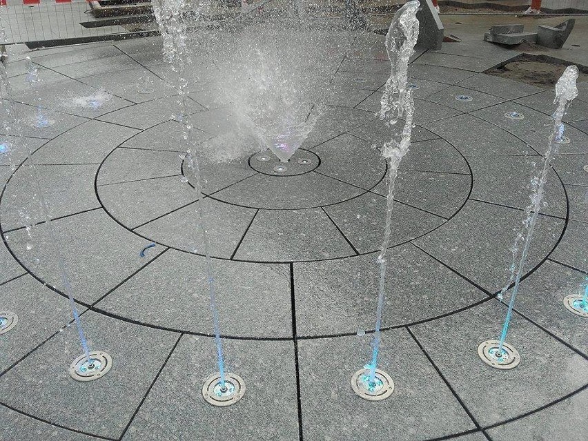 Testowali fontannę na placu Zamenhofa w Szczecinie. Jak wrażenia? [ZDJĘCIA]