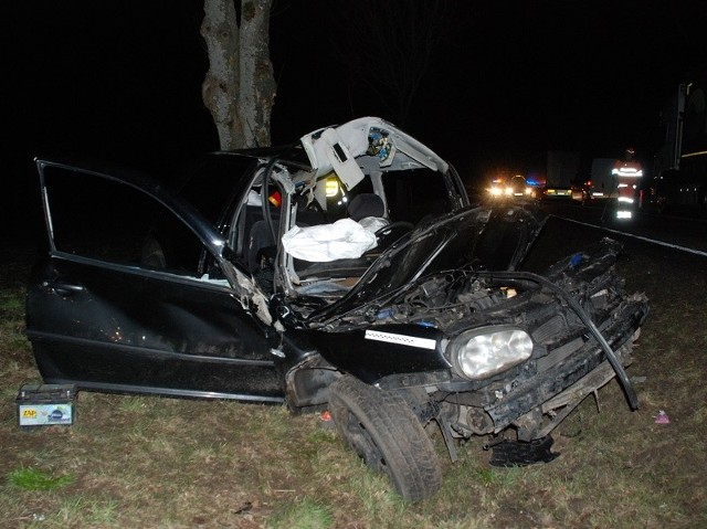 W niedzielę (10.04.2022 r.) około godz.19 doszło do wypadku na drodze krajowej nr 25 w okolicy Stołczna (gm. Człuchów). Volkswagen uderzył w drzewo. Cztery osoby zostały ranne.