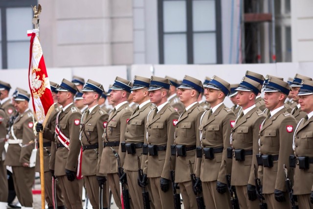 Ile zarabiają zawodowi żołnierze Wojska Polskiego w 2022 r.? Aby zobaczyć uposażenie poszczególnych szczebli, kliknij w strzałkę!