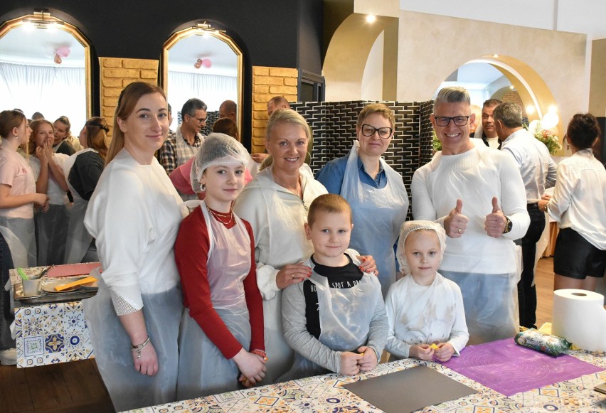 Włoscy żołnierze robili pizzę z dziećmi w Malborku. Cztery drużyny wzięły udział w zabawie kulinarnej
