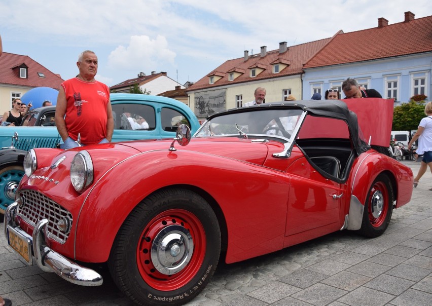 Perełki motoryzacji na oświęcimskim rynku - trudno było oderwać wzrok od zabytkowych samochodów [ZDJĘCIA]