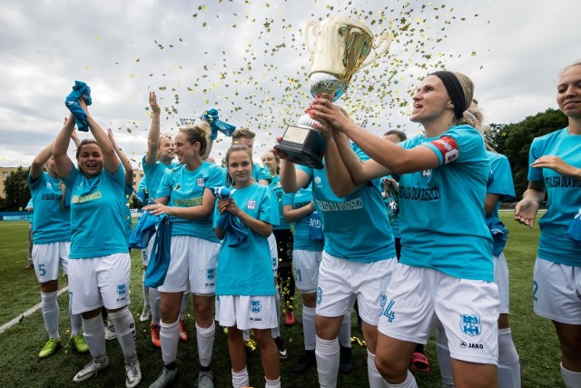 Kobiecy Klub Piłkarski Bydgoszcz, który już tydzień temu zapewnił sobie awans do ekstraligi, pokonał w sobotę na własnym boisku KS Raszyn 4:0 w meczu kończącym zmagania w grupie północnej I ligi. Bramki: Agata Stępień (2) oraz Natalia Makowska i Ilona Raczkowska. Bezpośrednio po  końcowym gwizdku z gratulacjami i okazałym pucharem do naszych pań pospieszyli m.in.: prezydent miasta Rafał Bruski oraz Eugeniusz Nowak, prezes Kujawsko-Pomorskiego Związku Piłki Nożnej i wiceprezes PZPN. Później odbyło się wspólne grillowanie z kibicami, nie zabrakło też pysznego tortu. W środę Rafał Bruski ma się spotkać z Szymonem Kowalikiem, prezesem KKP. Tematem rozmowy będzie kwestia dalszego finansowania przez ratusz ekstraligowego zespołu. KKP wraca do elity po 3 latach przerwy. Gratulujemy!ZOBACZ ZDJĘCIA Z SOBOTNICH WYDARZEŃ NA STADIONIE PRZY UL. SŁOWIAŃSKIEJ >>>