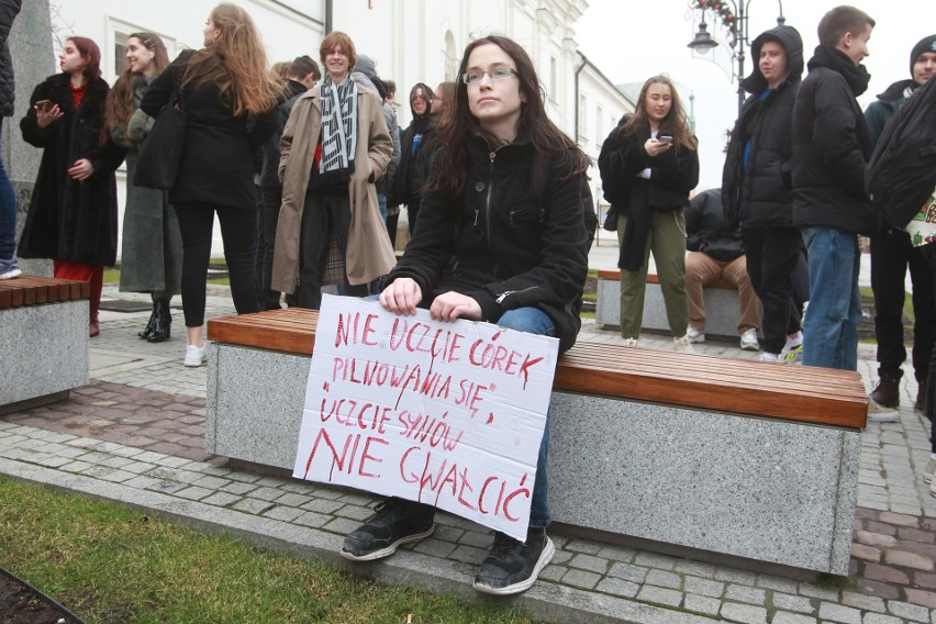 Biustonosz i spięte włosy? Burza wokół I LO w Rzeszowie. Jest porozumienie, protest zakończony [ZDJĘCIA, WIDEO]