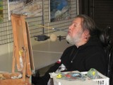 Artysta z porażeniem mózgowym maluje ustami. W Kłobucku pokazał jak tworzy [ZDJĘCIA + WIDEO]