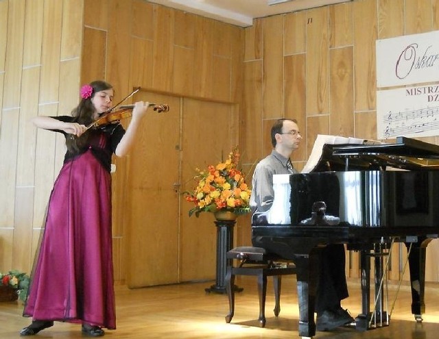 Agata Miłoś była jedyną reprezentantką naszego województwa. Przy fortepianie towarzyszył jej warszawski pianista i pedagog, pan Franciszek Jasionowski.