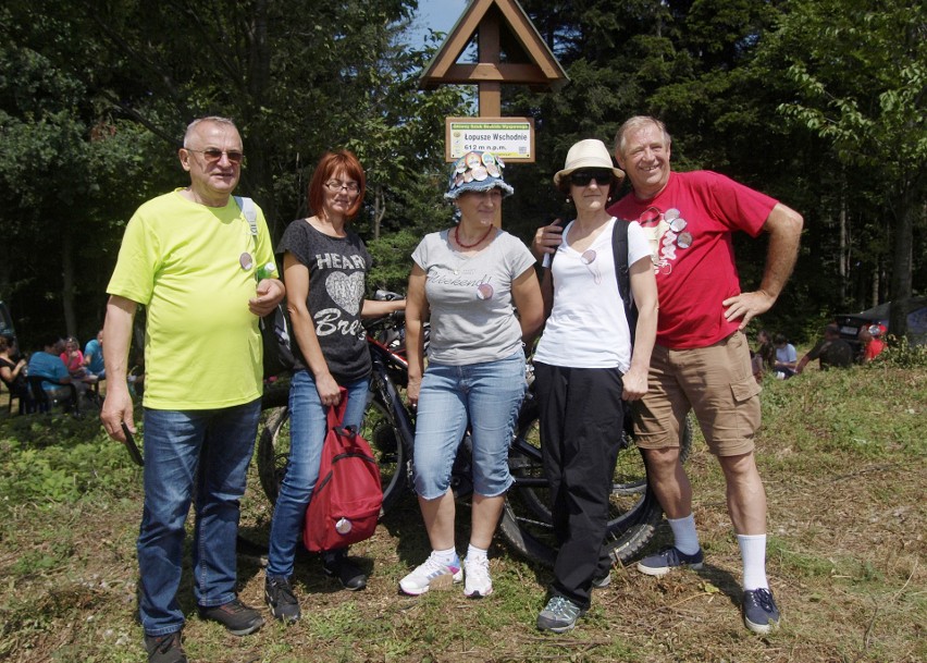 Odkryj Beskid Wyspowy. W sobotni wieczór wspięli się na Ćwilin, a w niedzielny poranek pokonali Łopusze Wschodnie