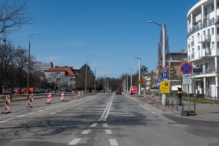 Na ostatnich już ulicach Łazarza i Wildy trwa malowanie...