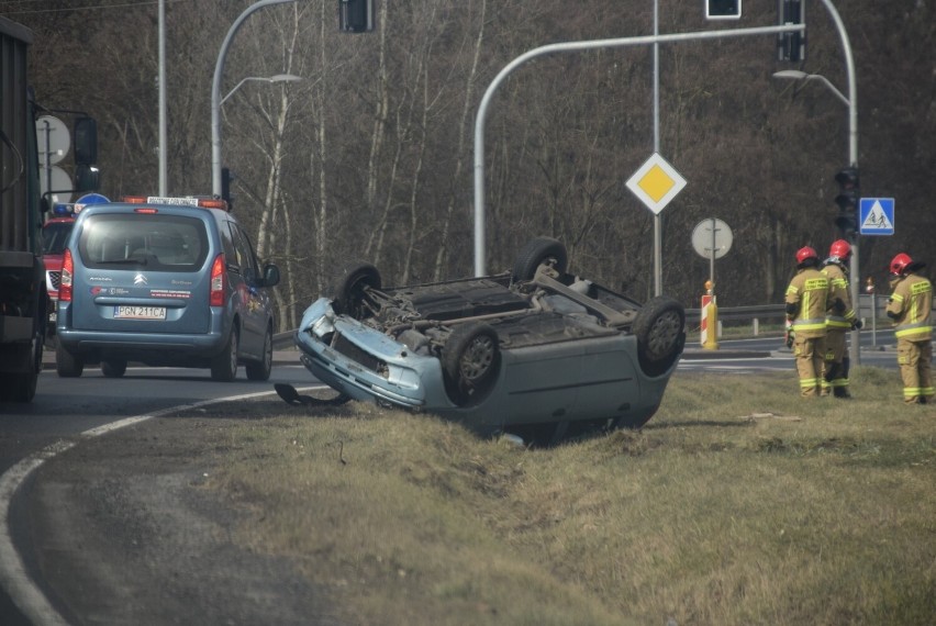 Zespół ratownictwa medycznego zajął się dwiema osobami...