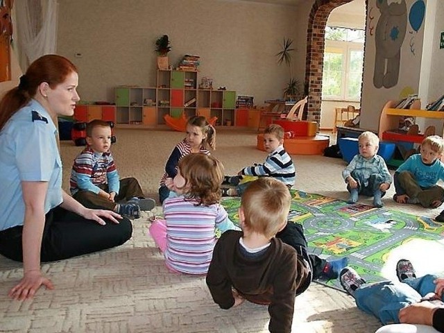 Asp. Barbara Gutowska - Gondzik - Od najmłodszych lat trzeba dzieci uczyć właściwych zachowań. To może uchronić je przed niebezpieczeństwem. fot. (nadesłane)  