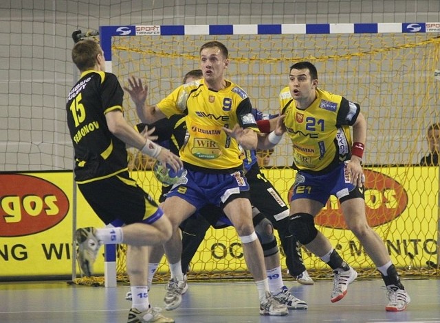 Dwie wygrane w Kielcach dały Vive Targi komfortową sytuację. Na zdjęciu: w obronie Paweł Podsiadło (z lewej) i Daniel Żółtak.