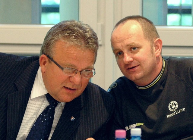 Janusz Gromek i Bogdan Kornas już po podpisaniu dokumentów.