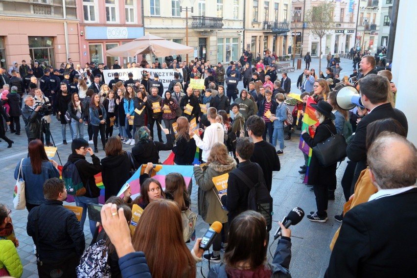 Demonstracja przeciwko próbie zakazania Marszu Równości w Lublinie (ZDJĘCIA, WIDEO)