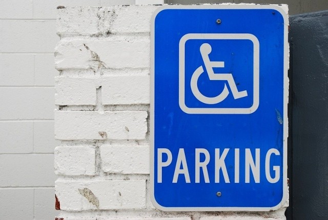 Karta parkingowa dla osoby niepełnosprawnej wydawana będzie na czas określony i na maksymalnie pięć lat.