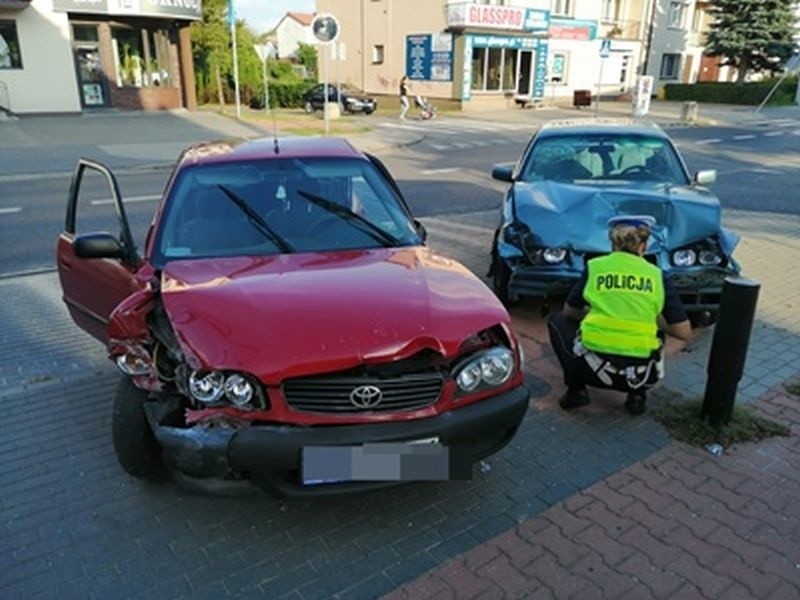 Wyszków. Wypadek na skrzyżowaniu, 75-letni kierowca w szpitalu, 9.08.2019. W pow. wyszkowskim w czasie weekendu było ponadto 7 kolizji