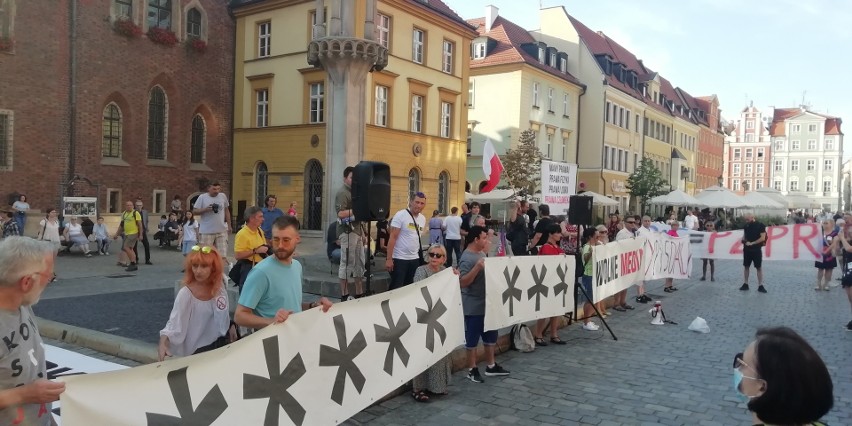 Protest pod wrocławskim pręgierzem. Śpiewali "Kocham wolność"