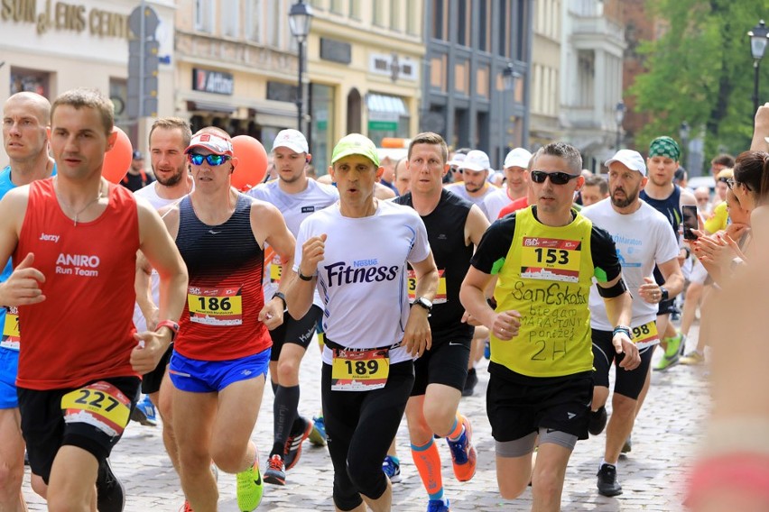 W najbliższą niedzielę biegacze po raz kolejny opanują Toruń...
