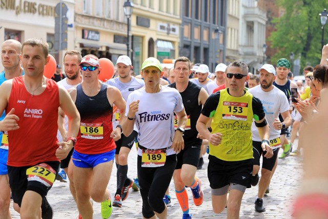 W najbliższą niedzielę biegacze po raz kolejny opanują Toruń - tego dnia odbędzie się 8. edycja "Run Toruń - Zwiedzaj ze zdrowiem". Z tej okazji warto przypomnieć sobie zdjęcia z ubiegłorocznego bieguPrzed rokiem start miał miejsce na Rynku Staromiejskim.Zobacz zdjęcia z Run Toruń 2018 ----->