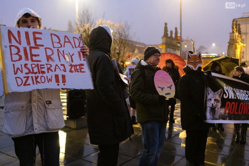 Szczecinianie protestują przeciw odstrzałowi dzików. "To barbarzyńskie rozporządzenie!" [ZDJĘCIA, WIDEO]