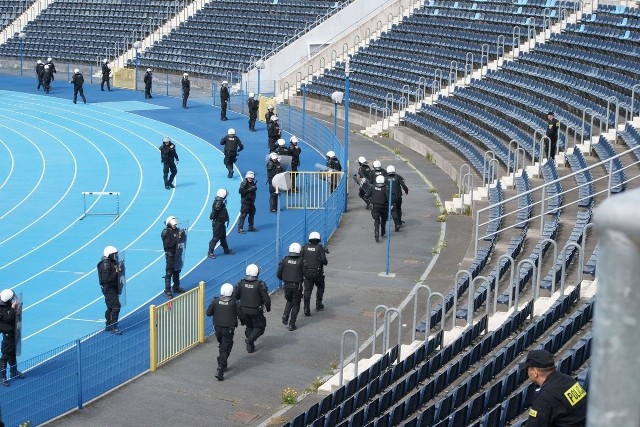 Policjanci oddziału prewencji w Bydgoszczy oraz czwartej kompanii nieetatowego oddziału prewencji w Grudziądzu wzięli udział w ćwiczeniach na stadionie Zawiszy Bydgoszcz.- Głównym celem warsztatów było doskonalenie działań mundurowych w przywracaniu porządku publicznego podczas meczów piłkarskich, który zakłócają głównie agresywni pseudokibice. Symulacja obejmowała różne scenariusze zagrożeń, które mogą mieć miejsce w obrębie stadionów piłkarskich, jak i na terenie różnych obiektów sportowych - relacjonuje kom. Robert Bugajski.Prowadzono ćwiczenia bezpiecznego ewakuowania kibiców w wypadku zagrożenia terrorystycznego, reagowanie na próby opuszczenia sektorów przez agresywnych kibiców, a także zatrzymywanie sprawców łamania prawa.- Trwające kilka godzin szkolenie dało możliwość poprawy koordynacji działań pododdziałów, przećwiczenie różnych wariantów operacyjnych, a także wypracowanie synchronizacji pomiędzy policjantami na co dzień pełniącymi służbę w różnych jednostkach - podkreśla Bugajski.Policjanci zapoznali się również z budową obiektu i jego infrastrukturą techniczną. Jest to ważne, gdyż od 23 maja do 4 czerwca, w ramach turnieju finałowego Mistrzostw Świata FIFA U-20 Polska 2019, właśnie na tym stadionie rozegranych zostanie 7 meczów.Flash INFO, odcinek 11 - najważniejsze informacje z Kujaw i Pomorza.