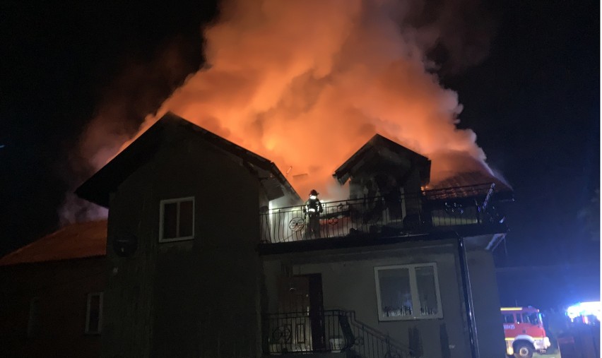 Ogień na dachach dwóch budynków w Wólce Żabnej. W nocy ewakuowano 10 osób