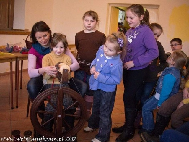 W Lutowie dzieciaki zobaczyły, jak dawniej przędło się na kołowrotku