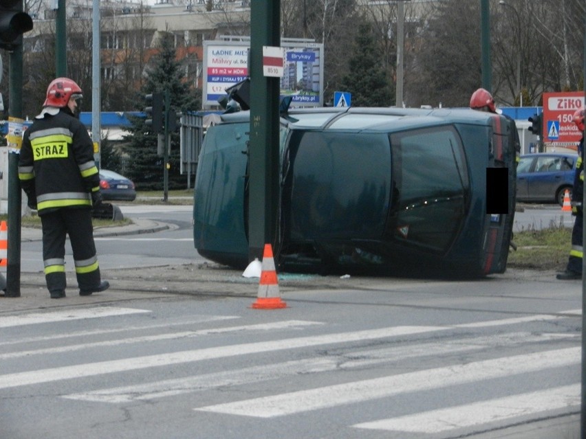 Kraków. Po kolizji samochód wylądował na boku [ZDJĘCIA INTERNAUTKI]