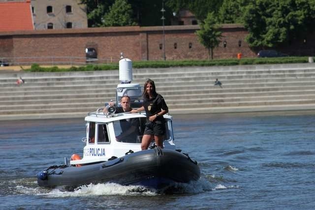 Wspólny patrol wodny policjantów i strażników pomógł uczestnice zawodów motorowodnych na Wiśle w Toruniu