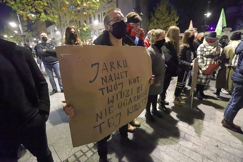 Protest na Piotrkowskiej. Około stu osób pojawiło się dziś przed siedzibą PiS. ZDJĘCIA