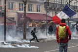 Zamieszki we Francji. Internauci porównują kraj do popularnego mema - WIDEO