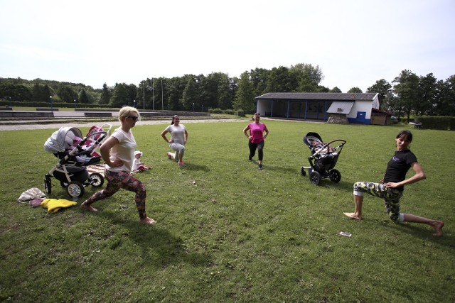 W słupskim Parku Kultury i Wypoczynku młodzi rodzice mogą ćwiczyć razem z dziećmi.