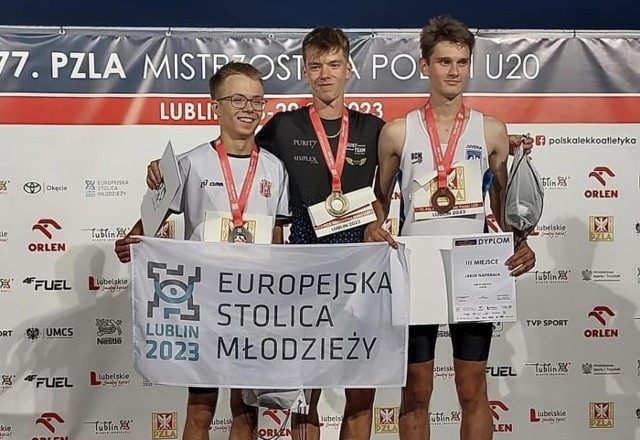 Tomasz Paja (z lewej) w pierwszym dniu mistrzostw w Lublinie cieszył się ze zdobycia srebrnego medalu